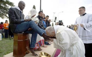 pope-kisses-muslim-feet.jpeg